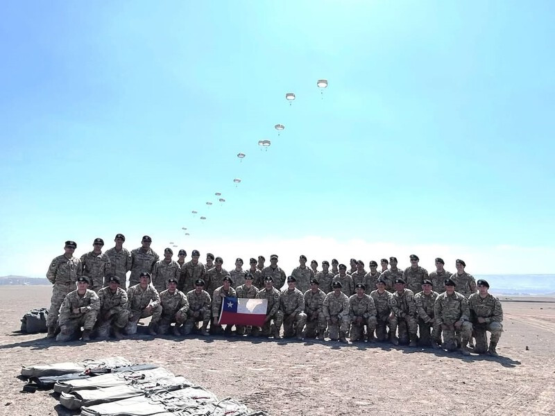 Salto de certificación de paracaidistas en Arica Firma Brigada Motorizada N°4 Rancagua del Ejército de Chile