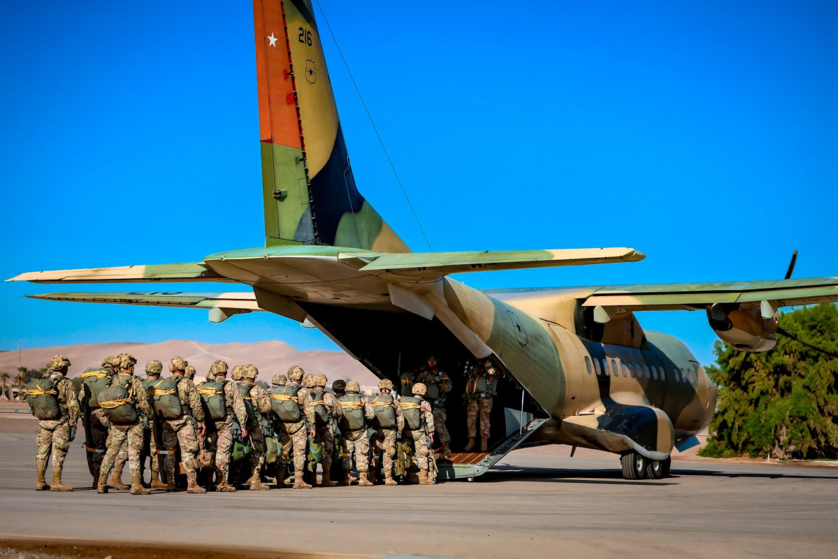 Paracaidistas abordando el aviu00f3n Airbus CN 235 100M para efectuar el salto de requisito Firma 1u00aa Brigada Acorazada Coraceros del Eju00e9rcito de Chile