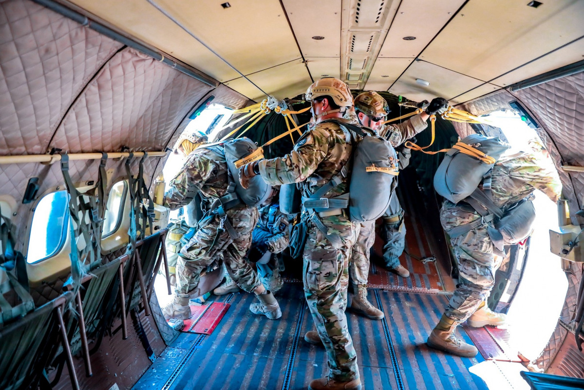 Paracaidistas saltando por las puertas laterales del aviu00f3n de transporte CN 235 100M de la Bave Firma 1u00aa Brigada Acorazada Coraceros del Eju00e9rcito de Chile