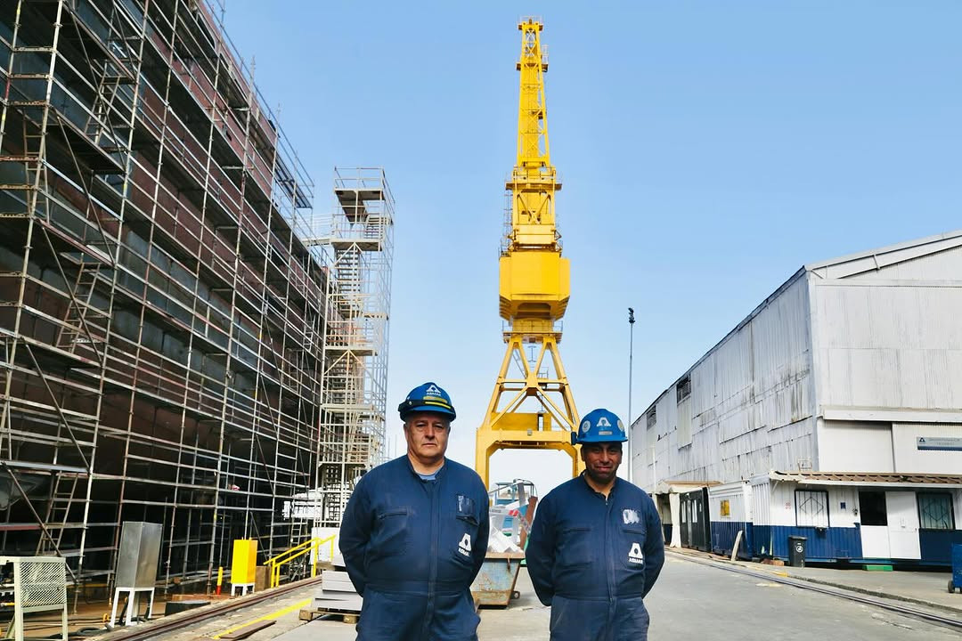 Trabajadores de Asmar en la grada de construcciu00f3n junto al primer buque multipropu00f3sito del proyecto Escotillu00f3n IV Fase 1 Firma Subsecretaru00eda de Defensa de Chile