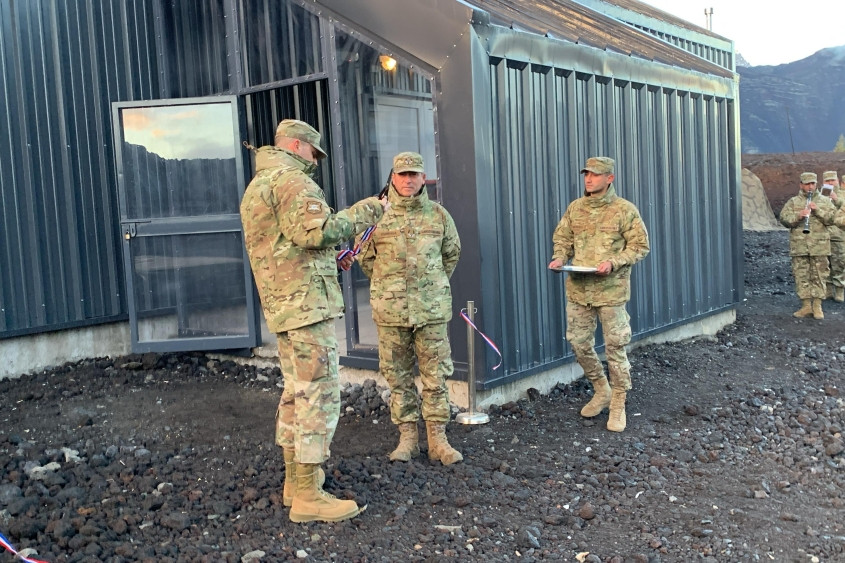 Corte de cinta de inauguraciu00f3n del nuevo Refugio Militar Las Cortinas Firma Destacamento de Montau00f1a Nu00b017 Los u00c1ngeles del Eju00e9rcito de Chile