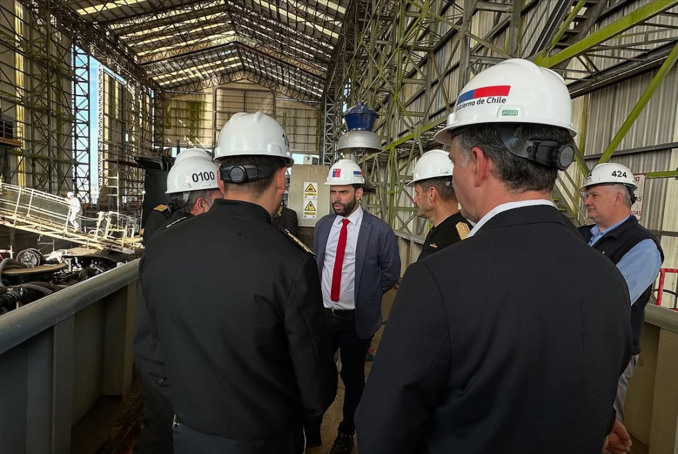 Subsecretario Ricardo Montero conoce detalles de los trabajos de mantenimiento que recibe un submarino Scorpene en un dique flotante de Asmar Talcahuano Firma Subsecretaría de Defensa de Chile