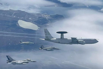 Avión de alerta temprana y control aerotranportado Boeing E 3D Sentry AEW Mk1 escoltado por cazas Lockheed Martin F 16 y Northrop F 5 Tigre III en una operación de vuelo en la Región de Magallanes