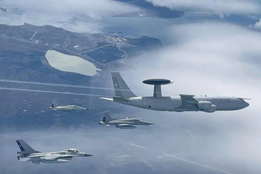 Avión de alerta temprana y control aerotranportado Boeing E 3D Sentry AEW Mk1 escoltado por cazas Lockheed Martin F 16 y Northrop F 5 Tigre III en una operación de vuelo en la Región de Magallanes