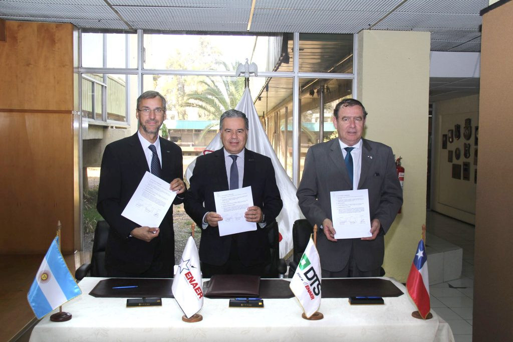 Subgerente general de Invap Ignacio Grossi director ejecutivo de Enaer Henry Cleveland y gerente general de DTS Roberto Avendaño Firma Enaer