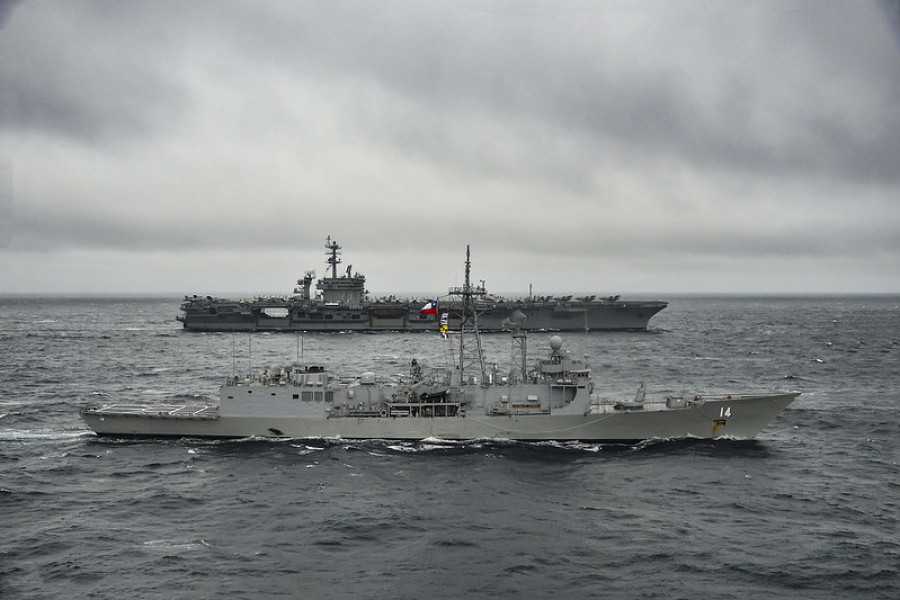 La fragata antiaérea FFG 14 Almirante Latorre y el portaaviones USS George Washington  navegando en el sur del país Firma Armada de Chile