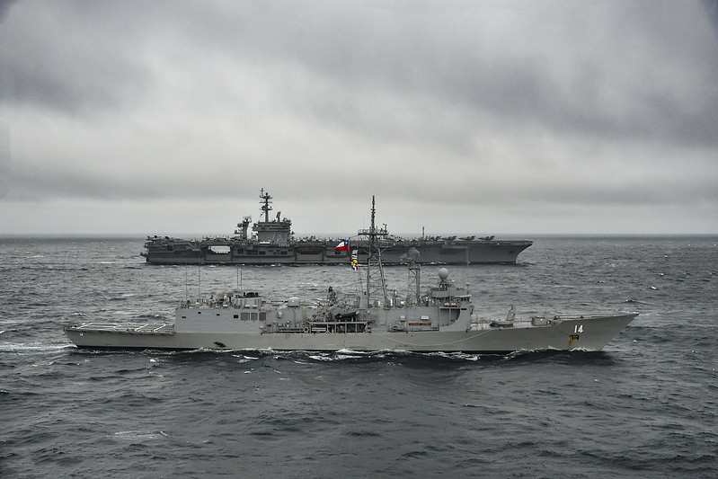 La fragata antiaérea FFG 14 Almirante Latorre y el portaaviones USS George Washington  navegando en el sur del país Firma Armada de Chile