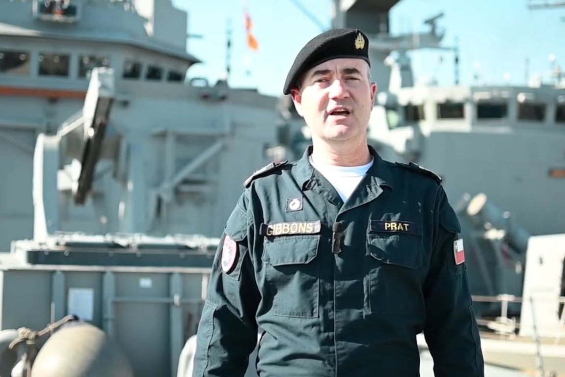Capitu00e1n de navu00edo Edward Gibbons Firma Armada de Chile