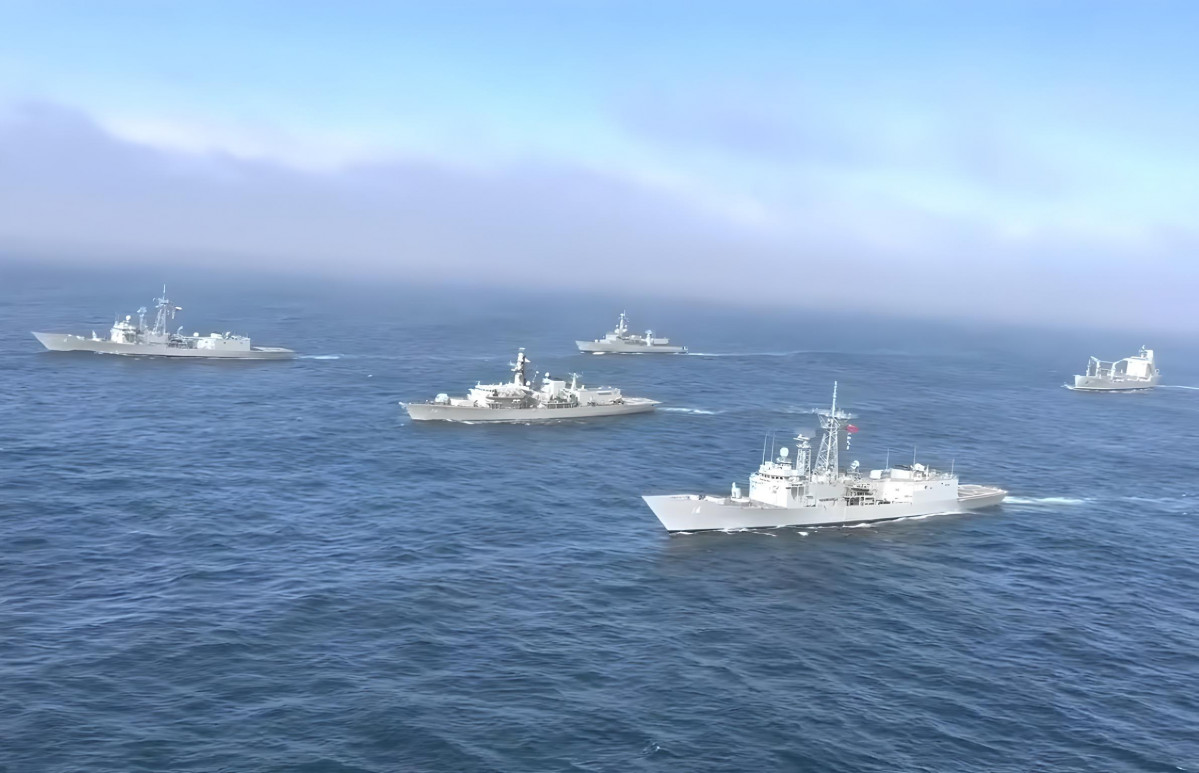 Fragatas antiau00e9reas clase Adelaide en navegaciu00f3n con unidades de la Escuadra Nacional Firma Armada de Chile