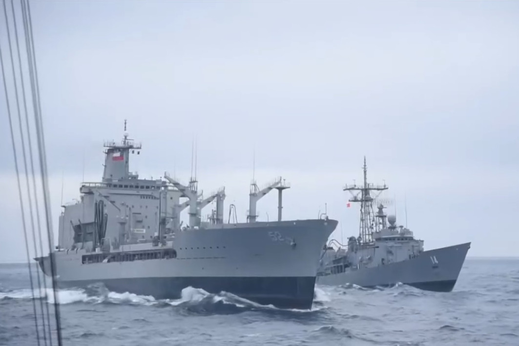 La fragata antiau00e9rea clase Adelaide FFG 14 Almirante Latorre en reabastecimiento de combustible con el petrolero AO 52 Almirante Montt Firma Armada de Chile