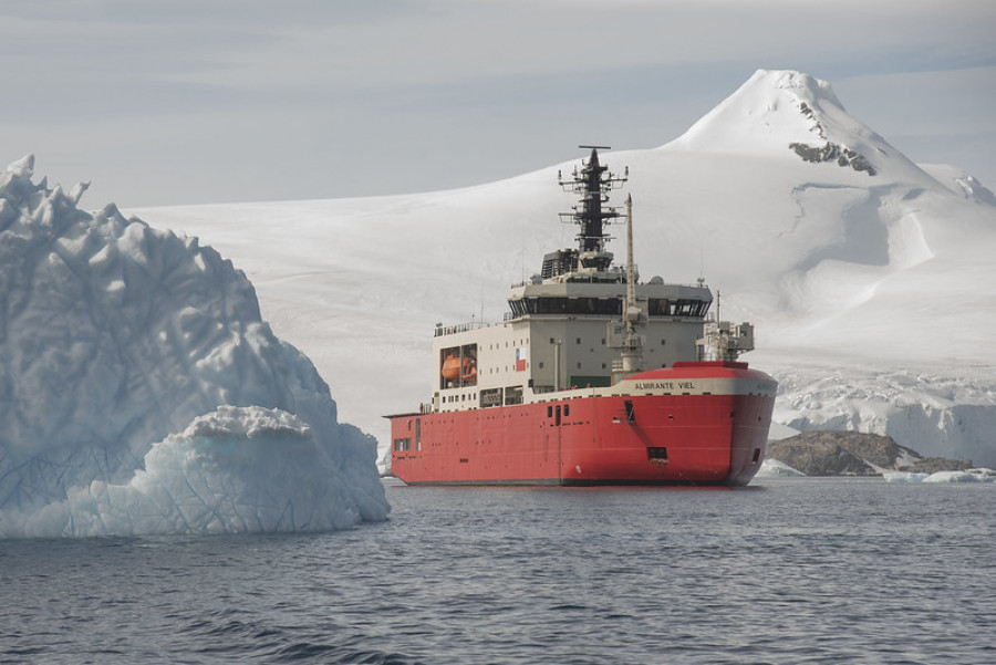 Rompehielos AGB 46 Almirante Viel operando en la Antártica Firma Armada de Chile