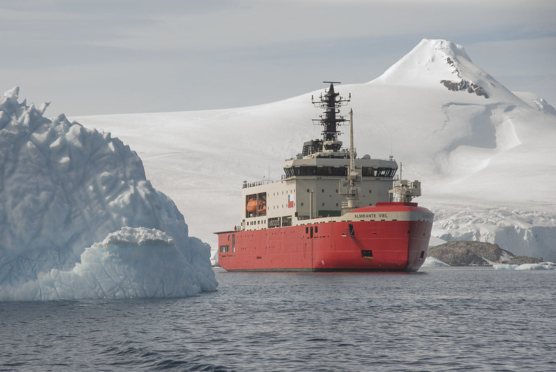 Rompehielos AGB 46 Almirante Viel operando en la Antártica Firma Armada de Chile