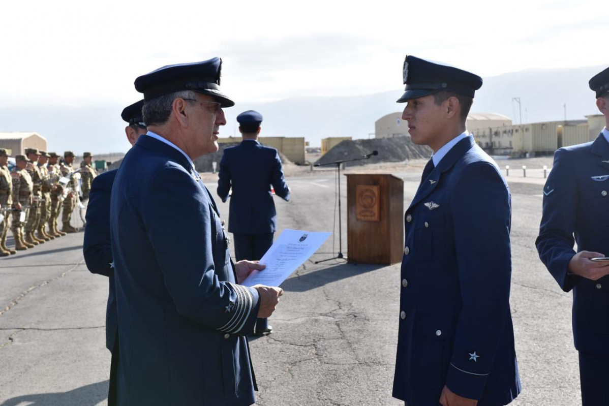 El general Rodríguez entrega un diploma a uno de los nuevos pilotos de combate. Firma FACh
