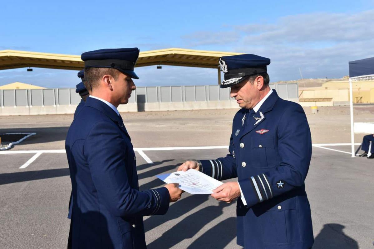 Entrega de diploma a piloto graduado del Curso Táctico de Combate Halcón XL. Firma FACh