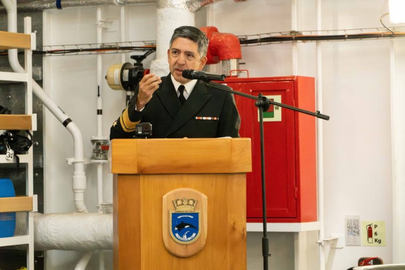 Contraalmirante Jorge Castillo Firma Armada de Chile