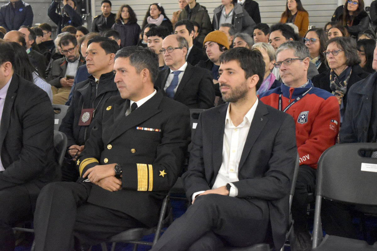 Contraalmirante Jorge Castillo y delegado Josu00e9 Ruiz en el conversatorio de cierre de la Campau00f1a Antu00e1rtica 2024 2025 Firma Delegaciu00f3n Presidencial Regional de Magallanes