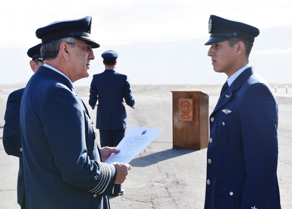 El general Hugo Rodru00edguez entrega el diploma a uno de los nuevos pilotos de combate. Firma FACh 002