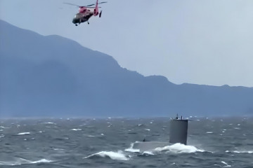 Submarino SS 21 Simpson operando con helicóptero Dauphin del Destacamento Aeronaval Puerto Montt en la Quinta Zona Naval Firma Armada de Chile 002