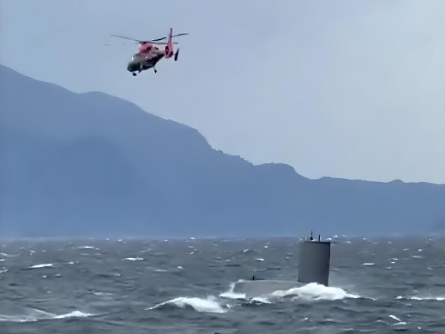 Submarino SS 21 Simpson operando con helicóptero Dauphin del Destacamento Aeronaval Puerto Montt en la Quinta Zona Naval Firma Armada de Chile 002