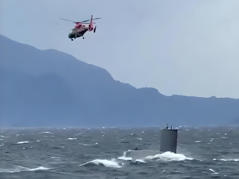 Submarino SS 21 Simpson operando con helicóptero Dauphin del Destacamento Aeronaval Puerto Montt en la Quinta Zona Naval Firma Armada de Chile 002