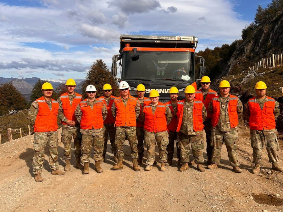 Personal de la Brigada de Ingenieros Nº176 de la Guardia Nacional de Texas y del Cuerpo Militar del Trabajo en las obras del camino que unirá Lago Verde y La Tapera Firma Ejército de Chile