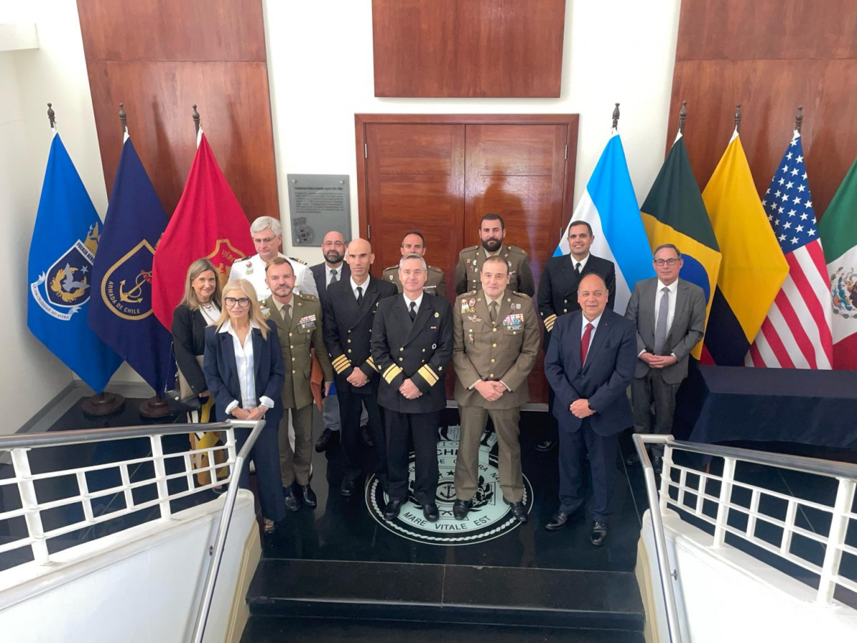 El director del Instituto Espau00f1ol de Estudios Estratu00e9gicos junto a autoridades navales y profesores Firma Academia de Guerra Naval de la Armada de Chile