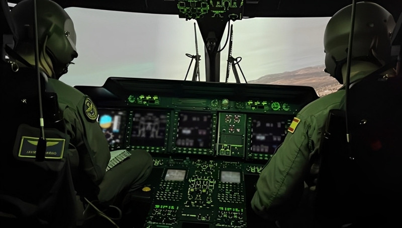 Personal de la Armada en el simulador del NH90