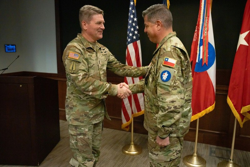 El mayor general Phil Ryan saluda al general de brigada Eduardo Valdivia Firma Sgt 1st Class ShaTyra Reed Cox Us Army South