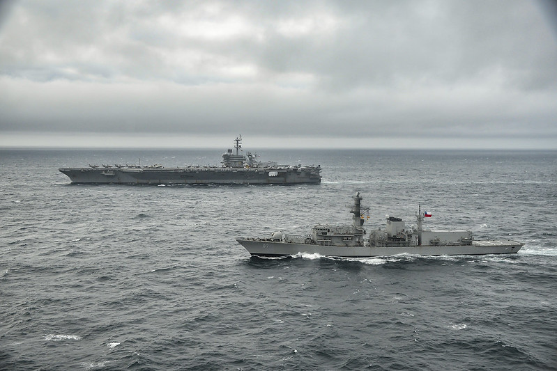 La fragata antisubmarina Type 23 FF 07 Almirante Lynch navegando con el portaaviones USS George Washington en el sur del país Firma Armada de Chile