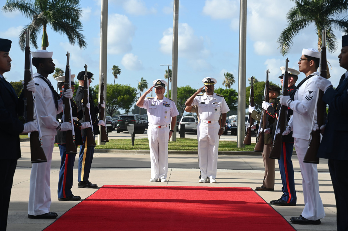 El vicealmirante Niemann recibe honores a su arribo al Comando Sur de Estados Unidos Firma Senior Airman Christopher Bermudez Southcom