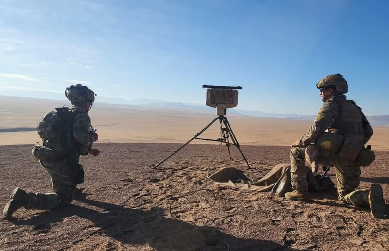 Efectivos de unidad de reconocimiento junto a radar de vigilancia terrestre Thales Ground Observer 12  Firma Brigada Motorizada N°4 Rancagua del Ejército de Chile