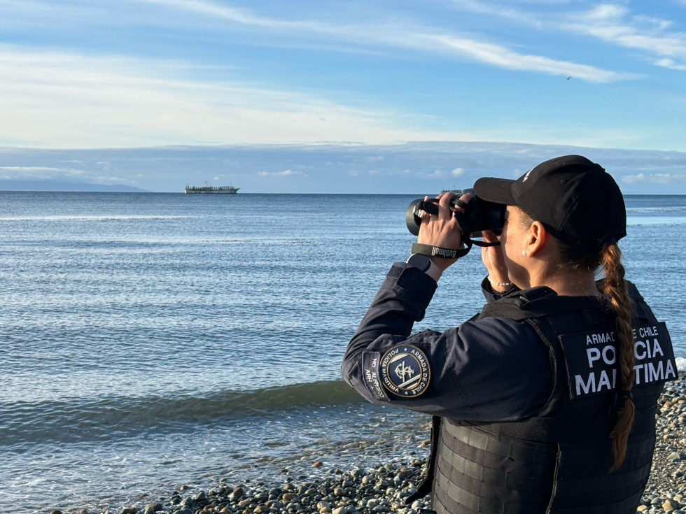 Vigilancia costera en el Estrecho de Magallanes Firma Armada de Chile