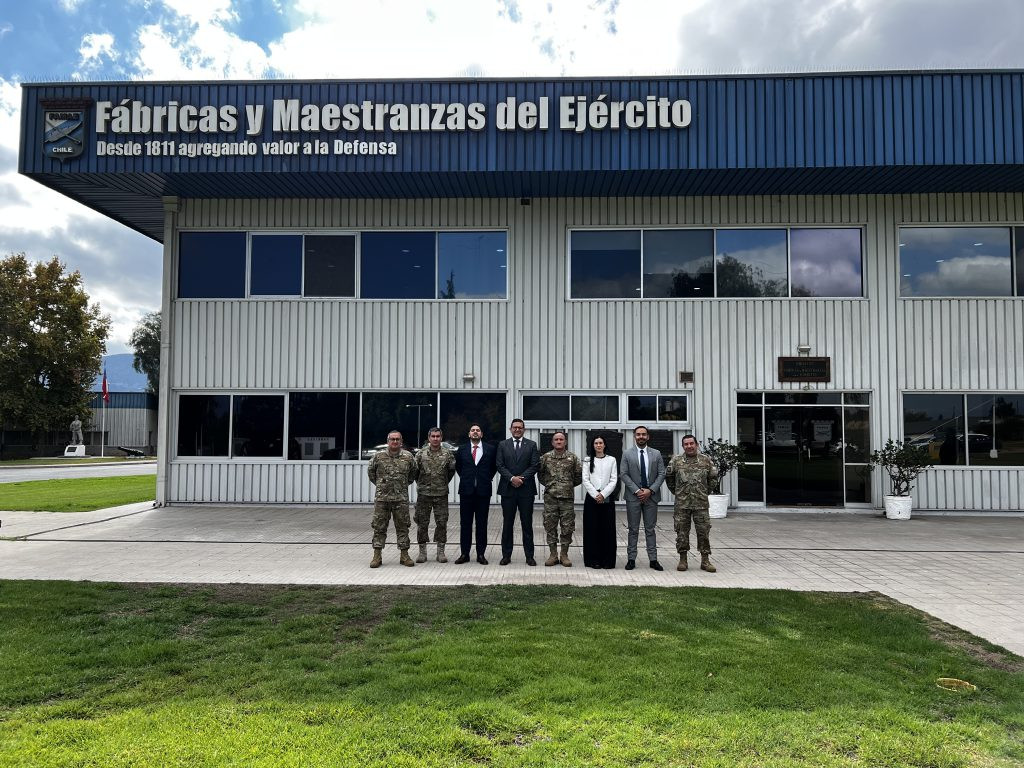El general Espinoza junto a los ejecutivos de Indumil en Talagante Firma Famae