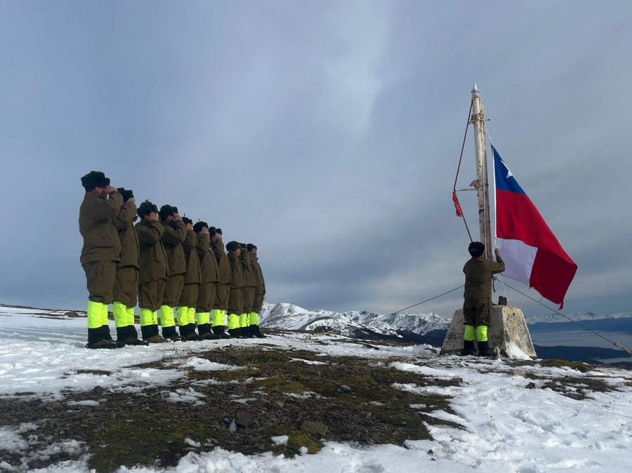 Personal iza el pabellón chileno en el Cerro La Bandera en Puerto Williams Firma Carabineros Región de Magallanes y Antártica Chilena 004