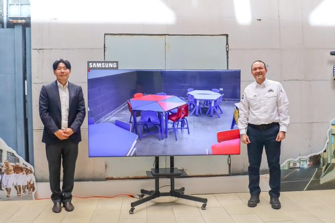Gerente de Samsung para El Salvador Wonyoung Cha con el ministro de Seguridad Gustavo Villatoro
