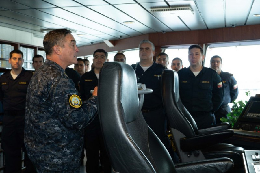 El vicealmirante Chávez con la nueva tenida de mimetismo pixelado azul en su visita al remolcador ATF 60 Lientur Firma Armada de Chile