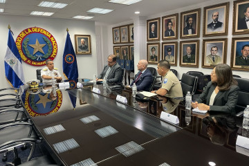 Reunión del ministro de Defensa de El Salvador con autoridades ecuatorianas