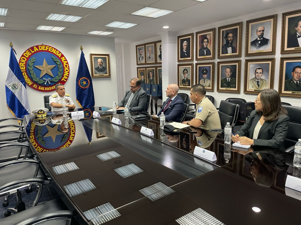 Reunión del ministro de Defensa de El Salvador con autoridades ecuatorianas
