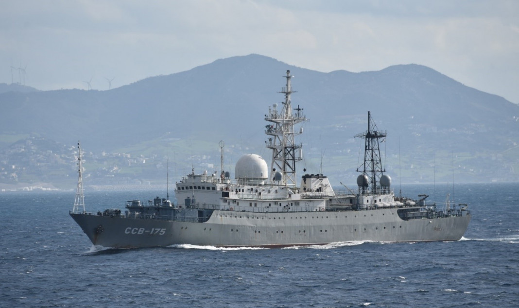La Armada sigue a buques rusos