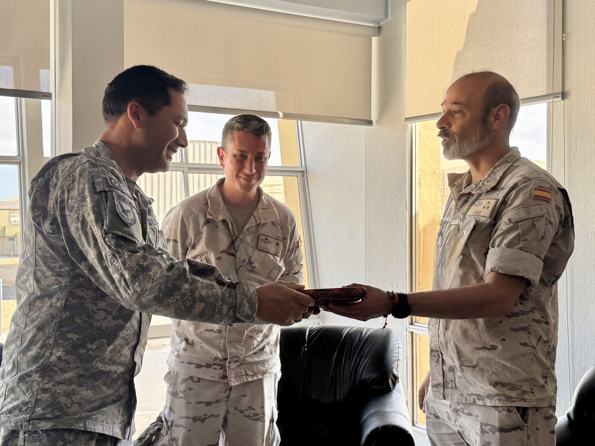 El general de brigada aérea Humberto Fernández entrega un reconocimiento a uno de los oficiales del Ejército del Aire y del Espacio de España. Firma FACh