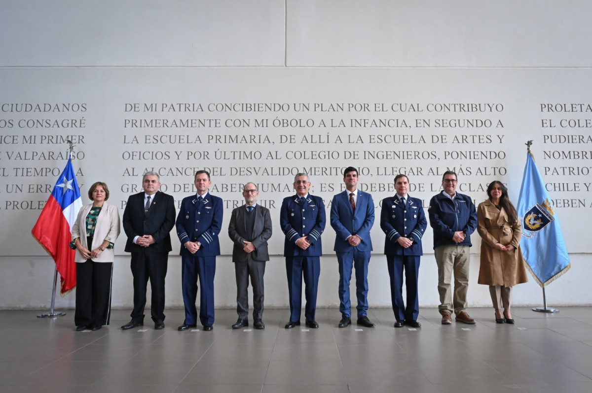 El general del aire Hugo Rodríguez junto al subsecretario Galo Eidelstein y autoridades académicas. Firma FACh
