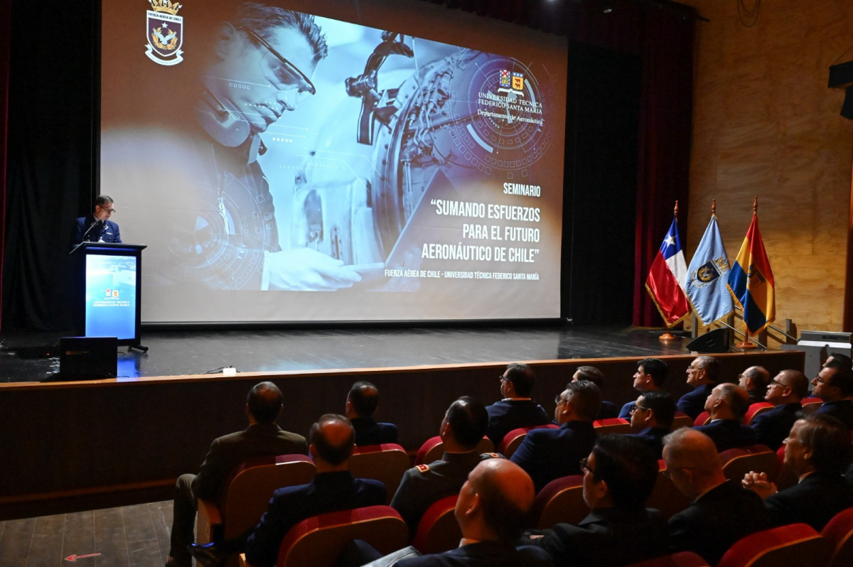Público en el seminario Sumando Esfuerzos para el Futuro Aeronáutico de Chile. Firma FACh