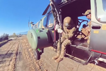 Soldado conscripto del curso de asalto aéreo descendiento desde un helicóptero de asalto Airbus AS532AL Cougar de la Bave Firma Ejército de Chile 004