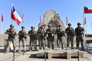 Infantes de Aviación de la FACh en la cima del morro de Arica tras completar el recorrido de la Competencia de Patrullas de Infantería 2024 Firma Ejército de Chile
