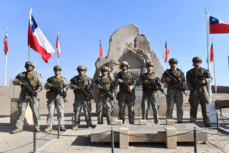 Infantes de Aviación de la FACh en la cima del morro de Arica tras completar el recorrido de la Competencia de Patrullas de Infantería 2024 Firma Ejército de Chile