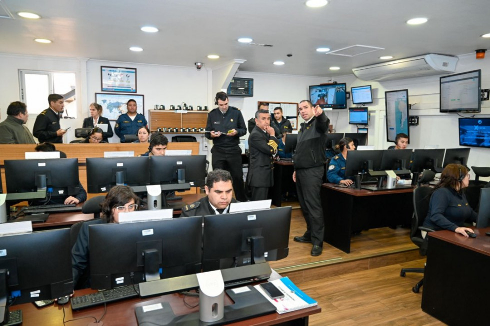 Personal en la sala de operaciones del Sistema Nacional de Alerta de Maremotos en Valparaíso Firma Armada de Chile