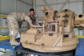 Alumnos en una torre de entrenamiento de carro Marder 1A3 del Cecombac Firma Ejército de Chile 002
