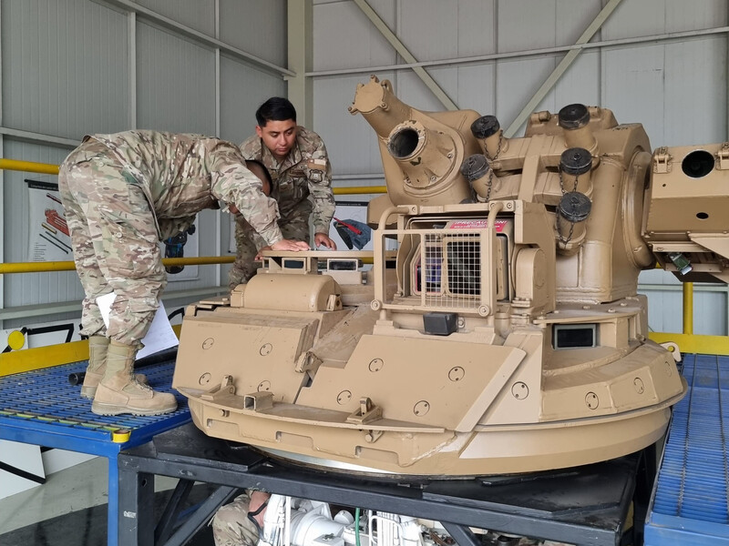 Alumnos en una torre de entrenamiento de carro Marder 1A3 del Cecombac Firma Ejército de Chile 002