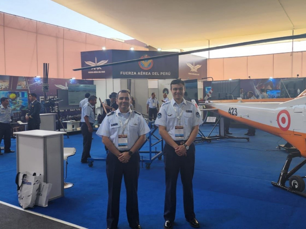 La delegación chilena en el stand de la Fuerza Aérea del Perú en Sitdef 2025 Firma FACh