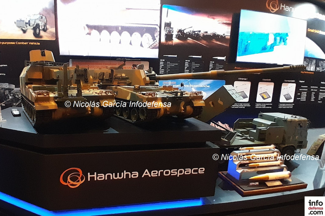 Obús autopropulsado K9 Thunder vehiculo municionero K10ARV y lanzacohetes múltiple Chunmoo de Hanwha en Korea Defense Day 2025 Firma Nicolas Garcia